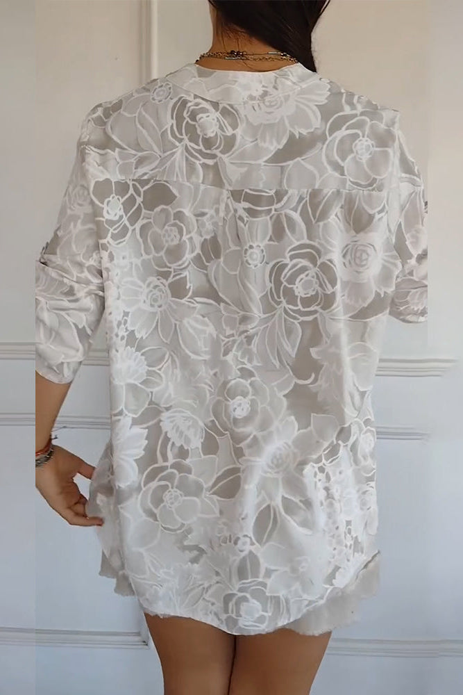 Camicia donna blu e bianca, floreale e traforata, con colletto aperto. Ideale per ogni occasione estiva.