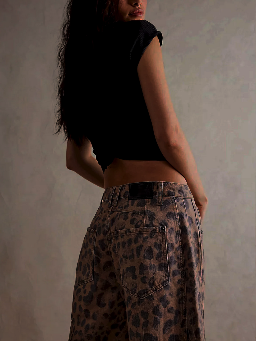 Jeans vita alta donna a gamba larga, un capo comodo ed elegante per look sofisticati da giorno o sera.