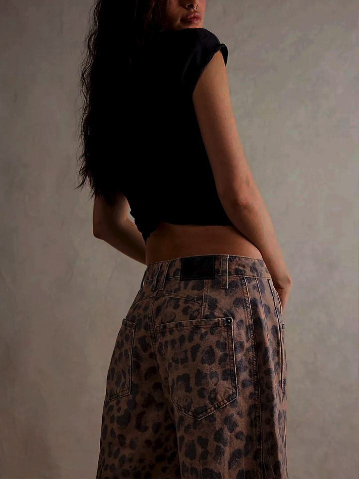 Jeans vita alta donna a gamba larga, un capo comodo ed elegante per look sofisticati da giorno o sera.