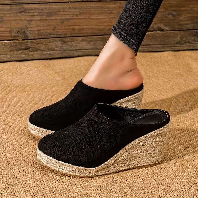 Sandali donna kaki con zeppa, calzature estive comode ed eleganti. Tendenza moda per outfit casual.