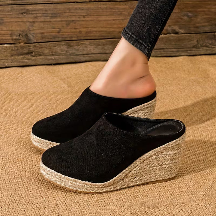 Sandali donna kaki con zeppa, calzature estive comode ed eleganti. Tendenza moda per outfit casual.