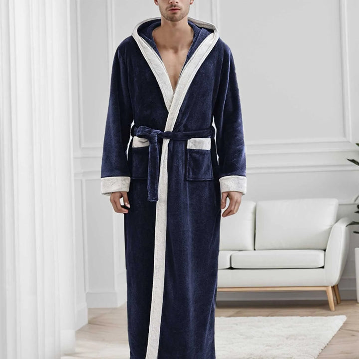 Lussuoso accappatoio uomo con cappuccio, morbido e confortevole. Ideale come vestaglia da casa per il relax.