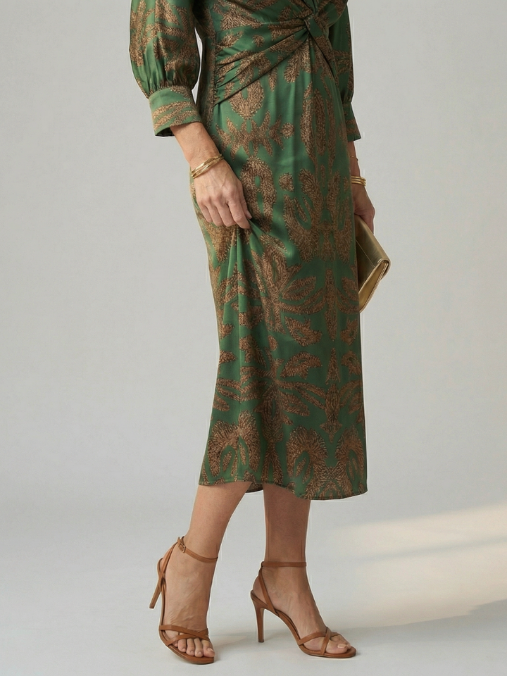 Abito fluido da donna, lunghezza midi, design incrociato per un comfort naturale.
