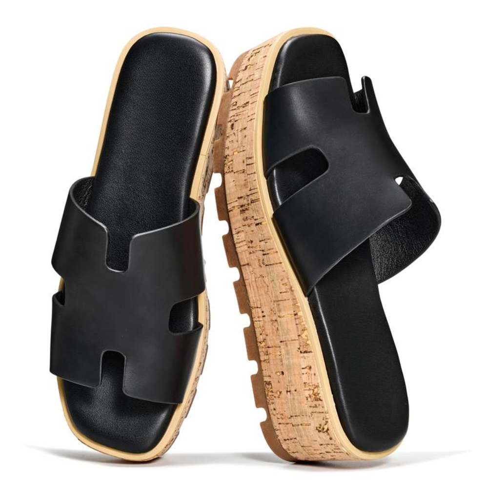 Dettaglio ciabatte platform Aria nere in suede, suola alta, perfette per moda casual donna.