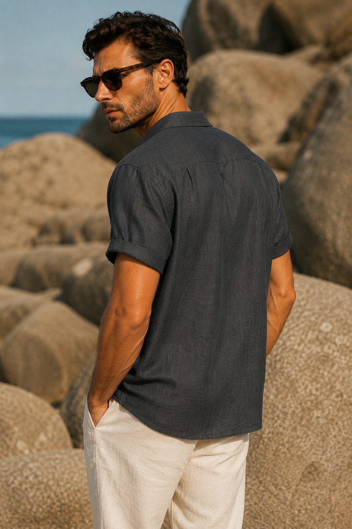 Camicia estiva carbone da uomo, moderna e versatile, maniche corte, tessuto leggero per look casual elegante.