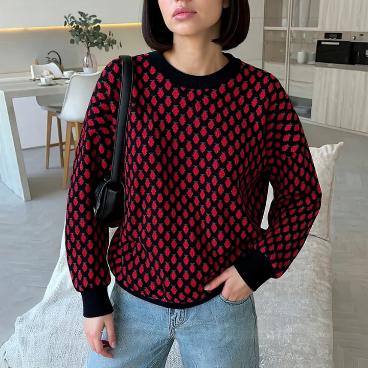 Maglione donna oversize girocollo, stampa fragole rosse. Look fresco e casual per le giornate fredde. Moda comoda.