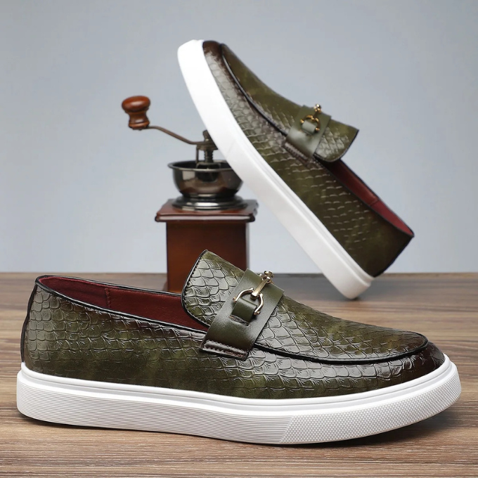 Scarpe mocassini da uomo arancioni, design sportivo-elegante con fibbia e texture serpente. Leggeri.