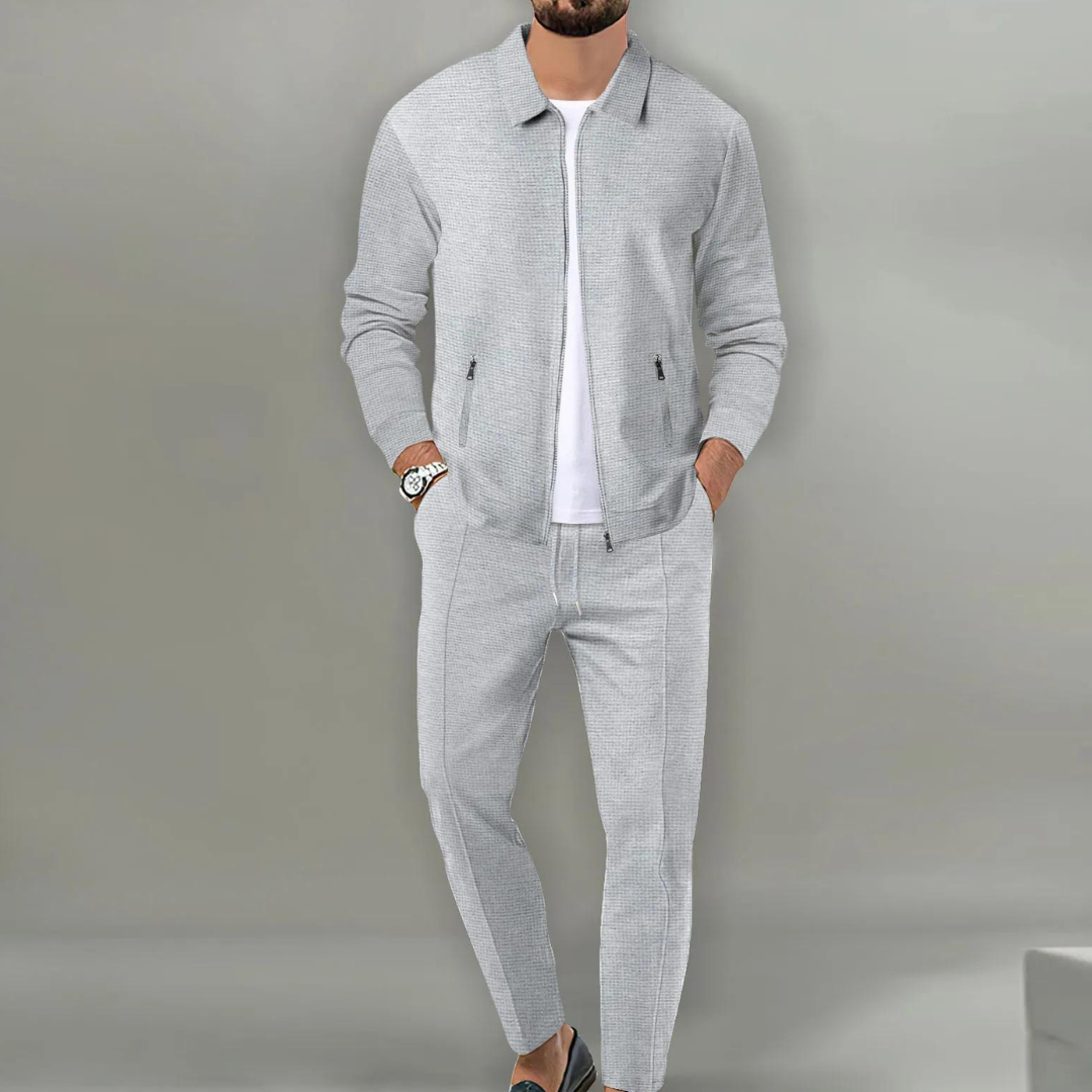 Abito uomo due pezzi con gilet e pantaloni, stile moderno e confortevole. Moda maschile elegante e versatile.