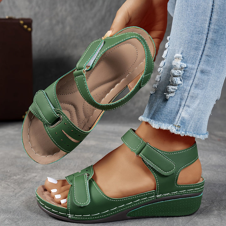 Scarpe estive donna con cinturini regolabili, comfort personalizzato per ogni piede.