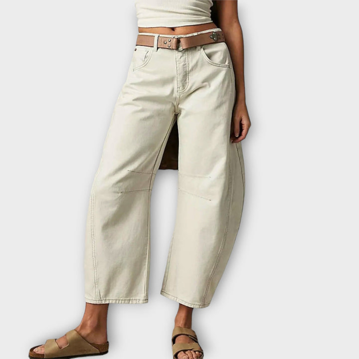 Jeans bianchi a gamba larga da donna, vita alta. Pantaloni comodi per un look fresco e di tendenza.