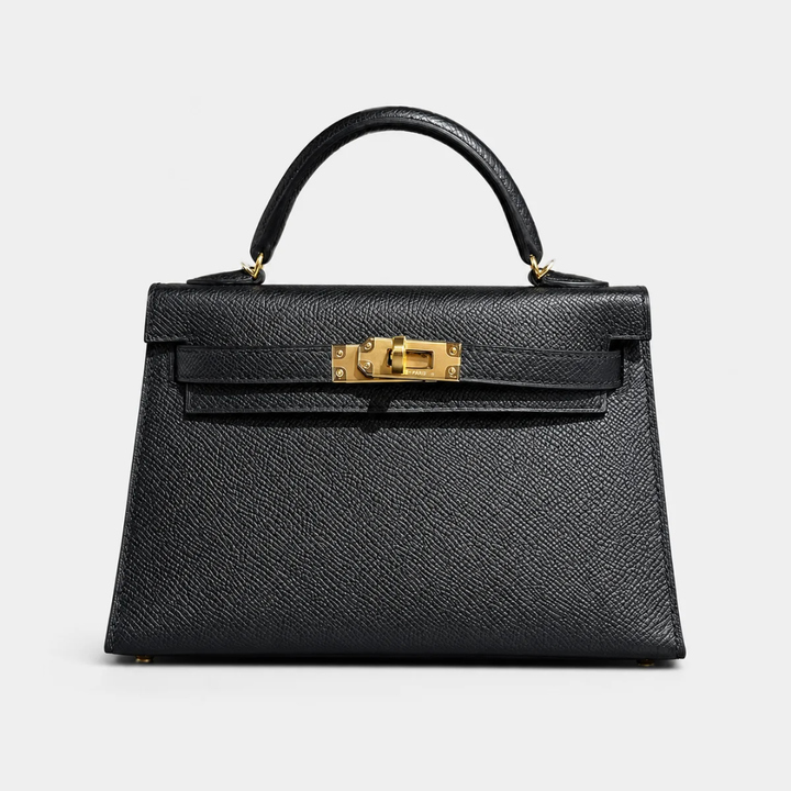 Borsa elegante Capri Island, indossata con stile, per un look raffinato e contemporaneo.