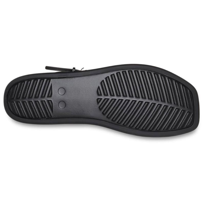 Donna che indossa sandali Angeles con plateau slingback, perfetti per l'eleganza quotidiana.