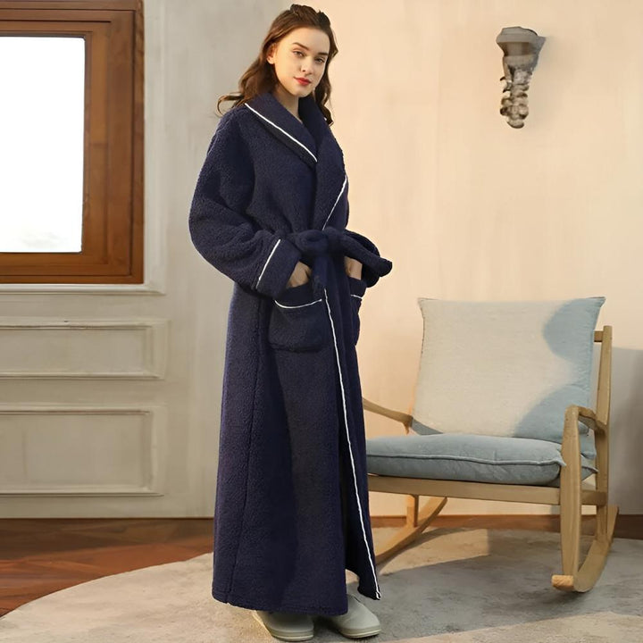 Confortevole accappatoio lungo unisex in pile sherpa. Morbido come una coccola, perfetto per il relax in casa.