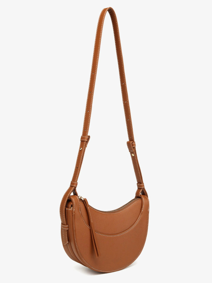 Borsa donna a tracolla curva, con nappina decorativa, per uno stile quotidiano e chic.
