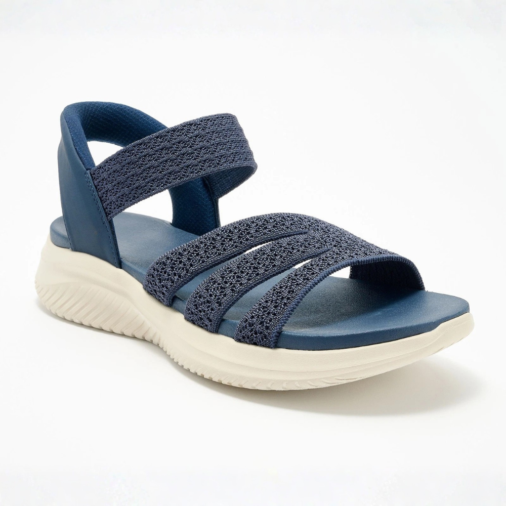 Coppia di sandali bassi donna in un colore estivo vivace. Scarpe comode e versatili per la moda quotidiana.