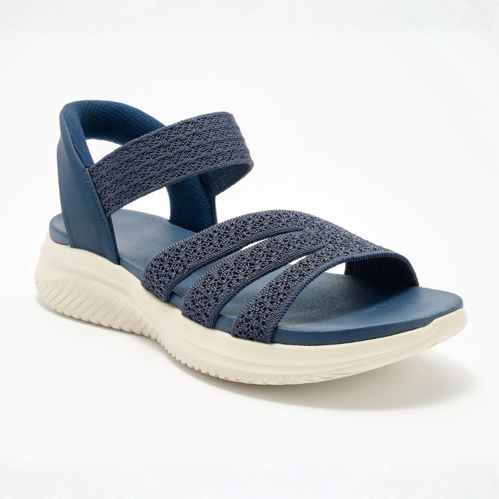 Coppia di sandali bassi donna in un colore estivo vivace. Scarpe comode e versatili per la moda quotidiana.