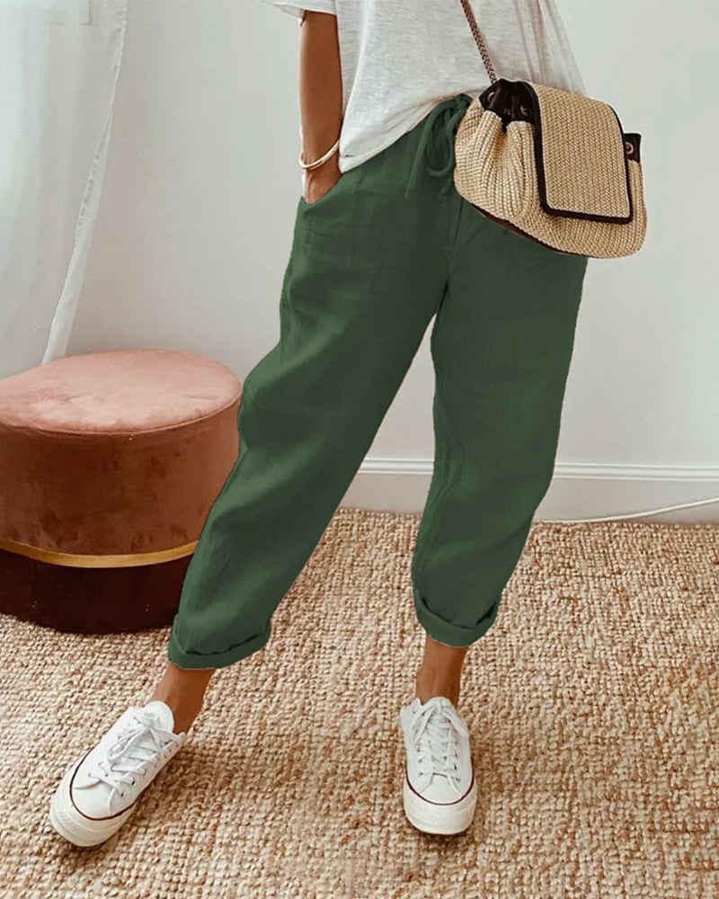Outfit autunnale: pantaloni lunghi casual da donna a vita media, perfetti per look moda e tempo libero.