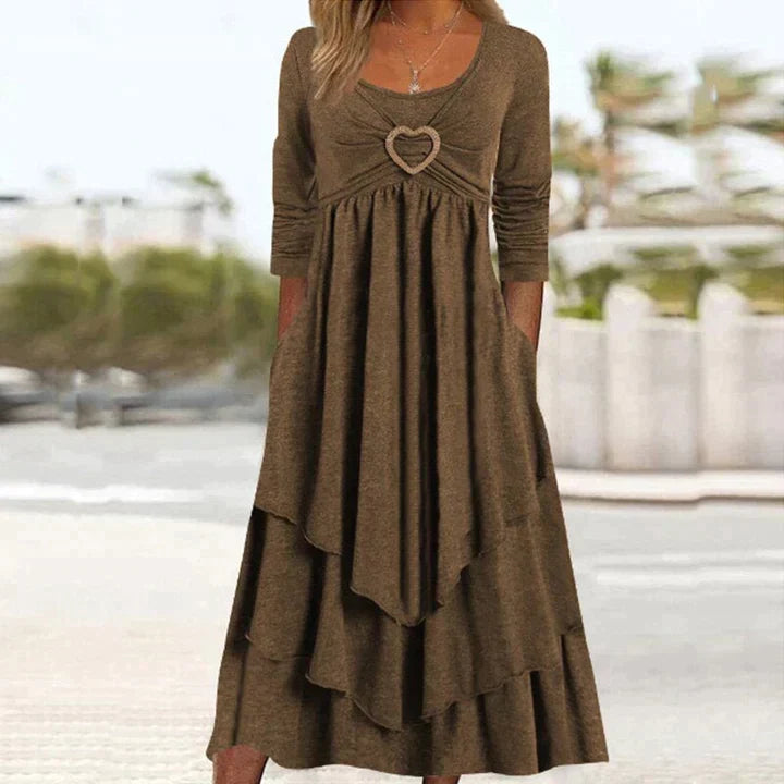 Dettaglio cuore su abito midi donna con gonna a balze. Eleganza per l'abbigliamento primaverile.