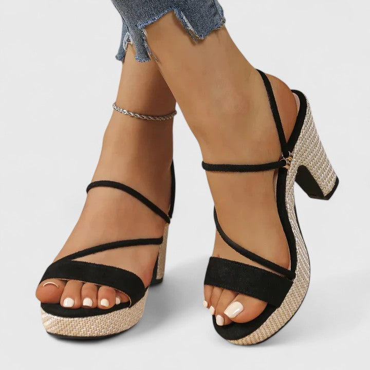 Scarpe eleganti donna décolleté con tacco, perfette per cerimonie o serate speciali, un must have.