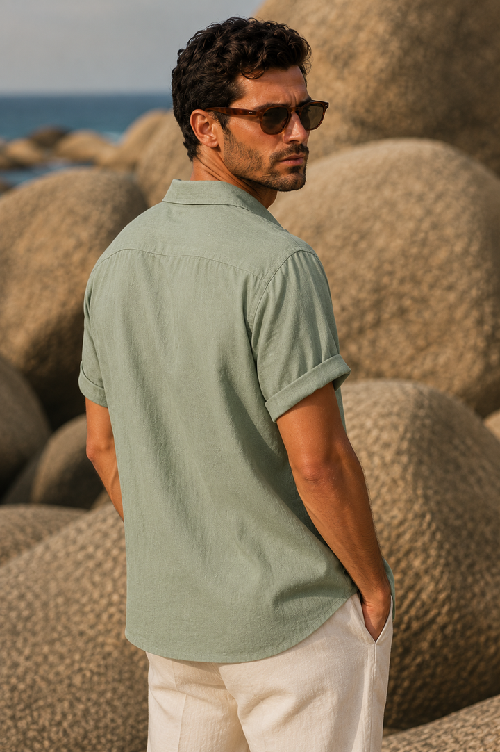 Camicia uomo verde salvia con maniche corte, casual ed elegante, ideale per serate estive e vacanze.