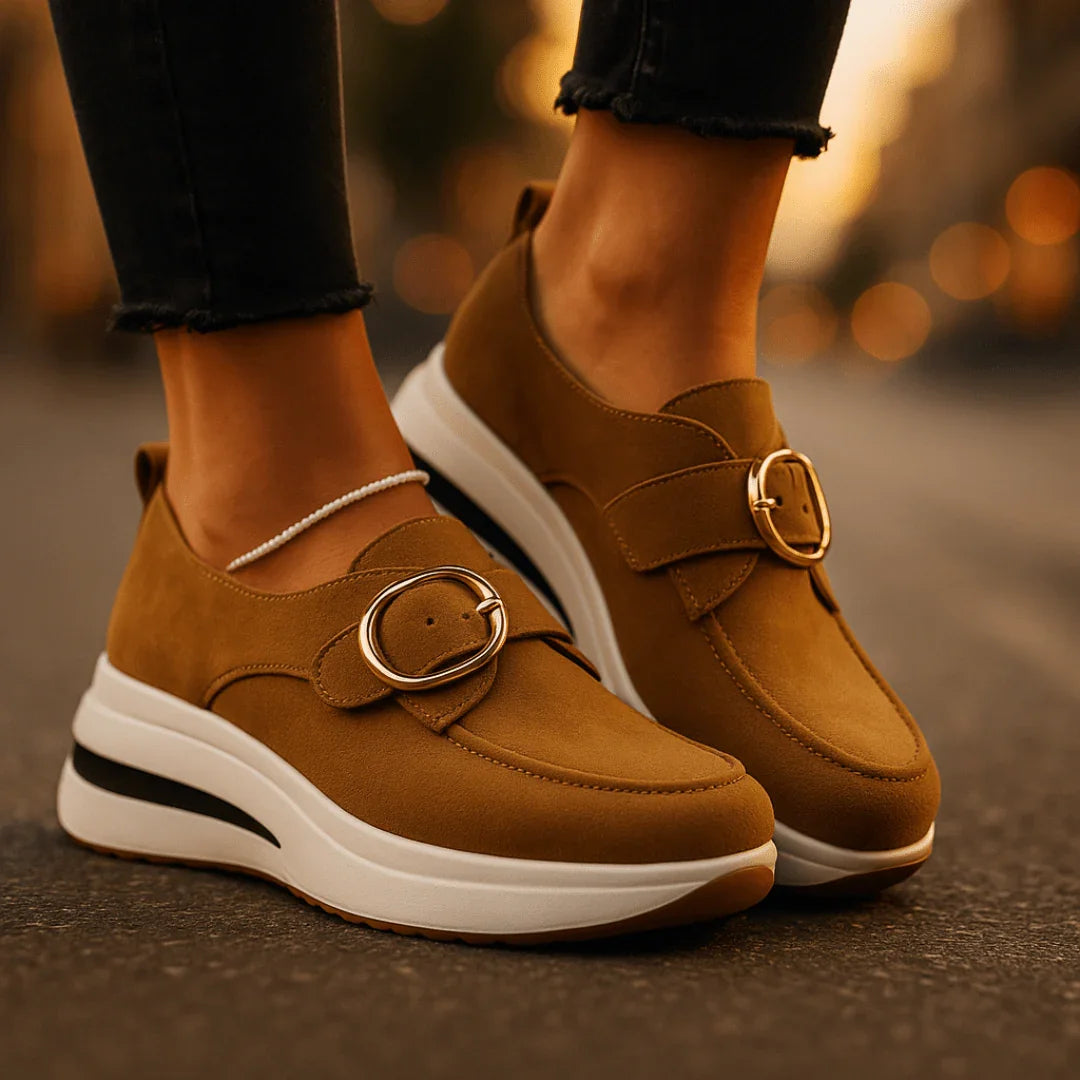 Scarpe platform donna eleganti con zeppa e fibbia oro. Perfette per look estivi, casual chic e comfort alla moda.