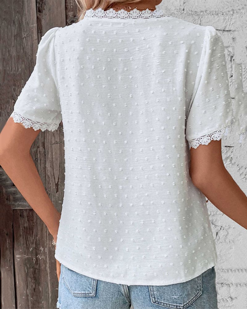 Camicetta da donna elegante e chic a maniche corte, ideale per un look estivo o quotidiano. Stile femminile leggero.