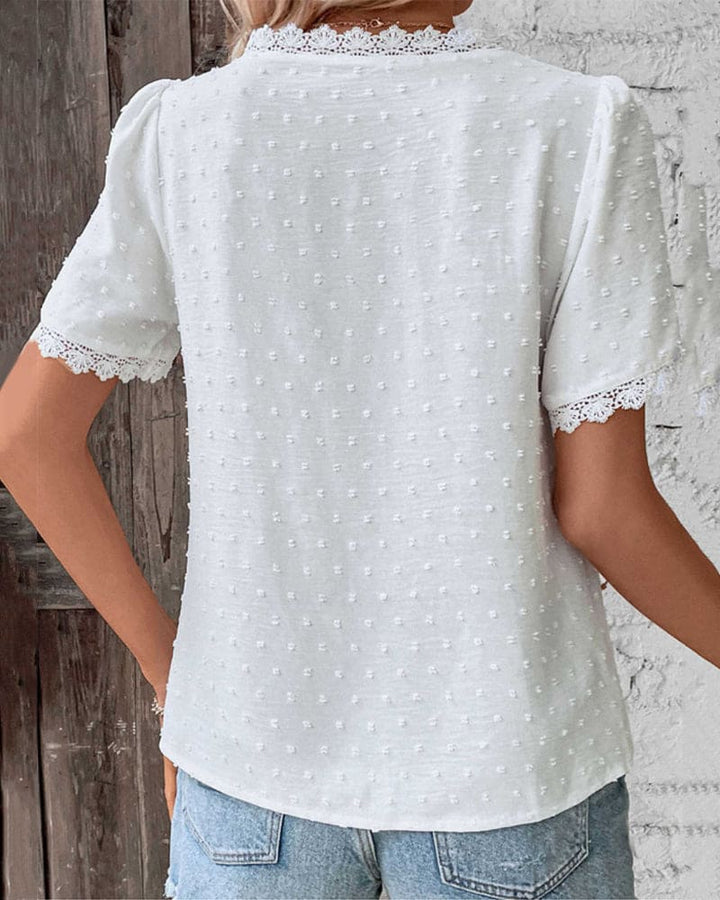 Camicetta da donna elegante e chic a maniche corte, ideale per un look estivo o quotidiano. Stile femminile leggero.
