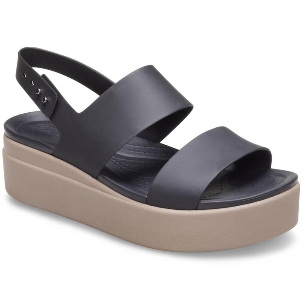 Primo piano sandali donna con plateau e cinturini eleganti. Calzature estive per comfort e stile.