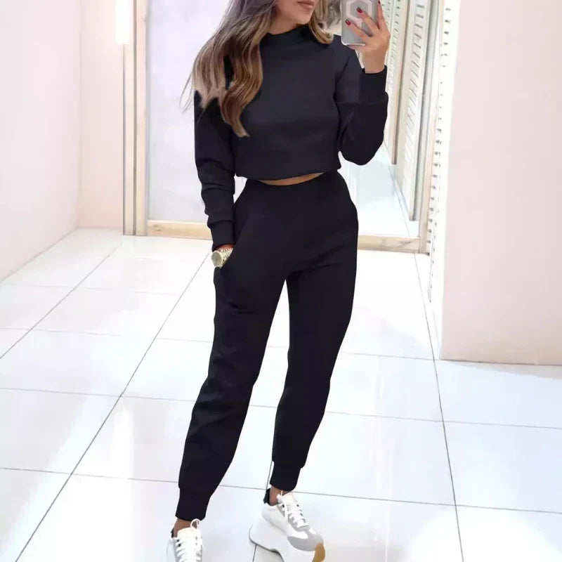 Modella indossa completo donna casual con maglione corto e pantaloni vita elastica, ideale per outfit comodo.