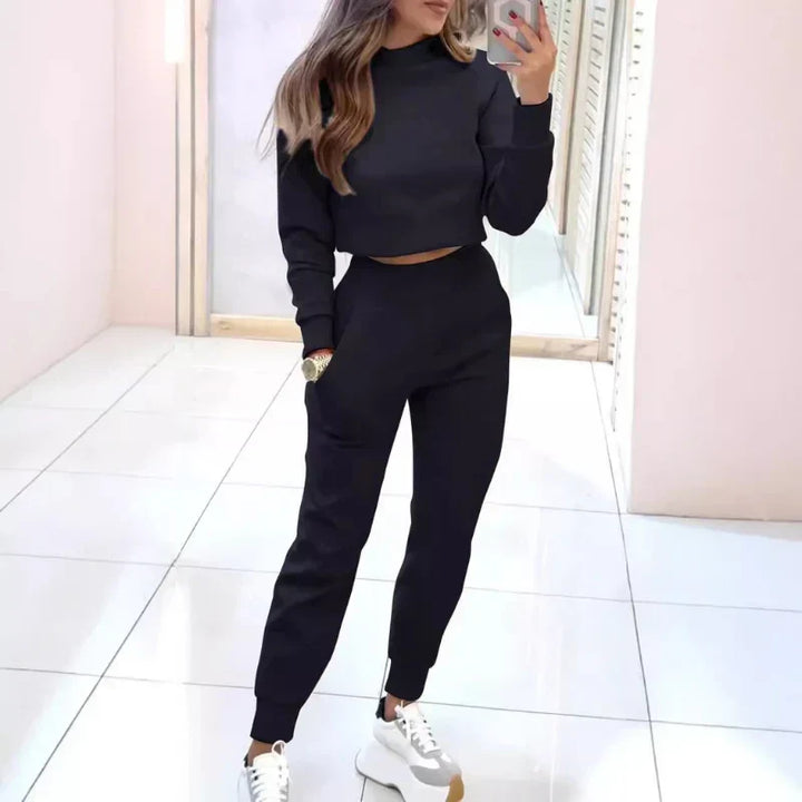 Modella indossa completo donna casual con maglione corto e pantaloni vita elastica, ideale per outfit comodo.