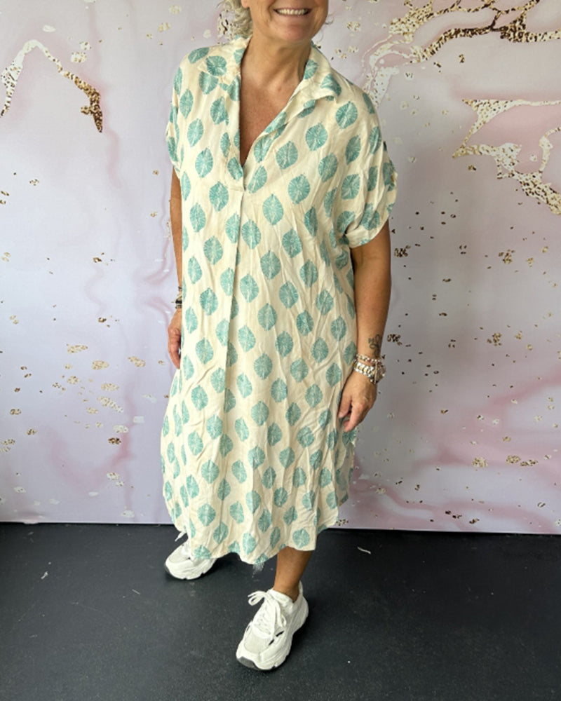 Modello di abito estivo midi donna, con scollo a V. Leggero e comodo per un look alla moda e rilassato.