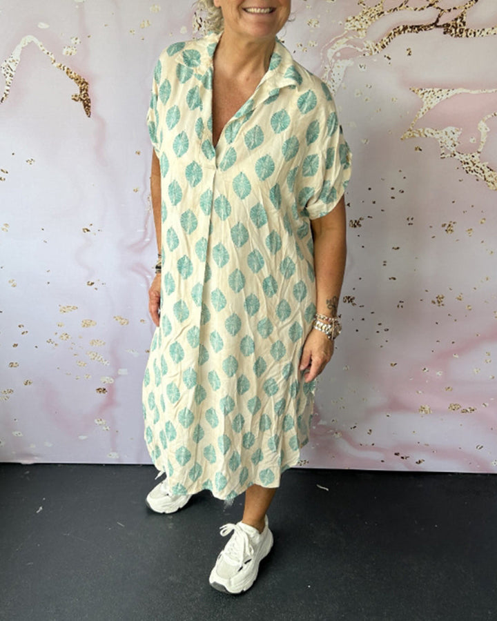 Modello di abito estivo midi donna, con scollo a V. Leggero e comodo per un look alla moda e rilassato.