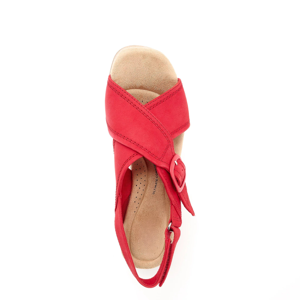 Sandali donna con plateau e zeppa indossati, scarpe estive alla moda che offrono comfort ed eleganza.
