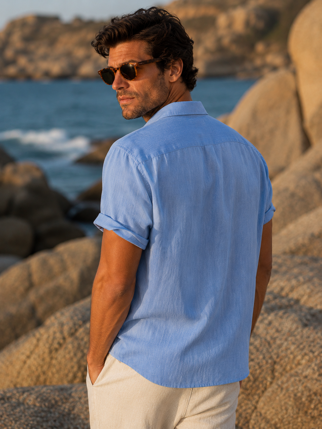 Camicia uomo estiva azzurra, leggera e casual, ideale per un look da vacanza o un giorno in spiaggia.