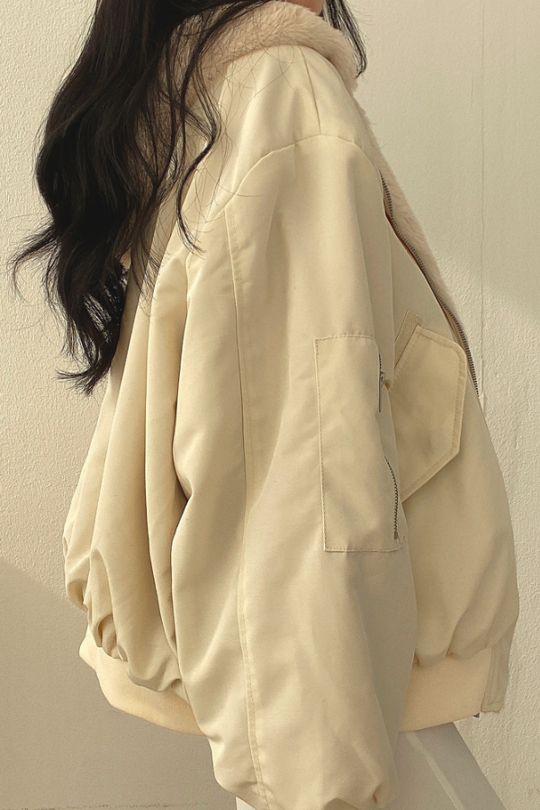Moda donna: cappotto invernale versatile e comodo, perfetto per ogni outfit e stile invernale.