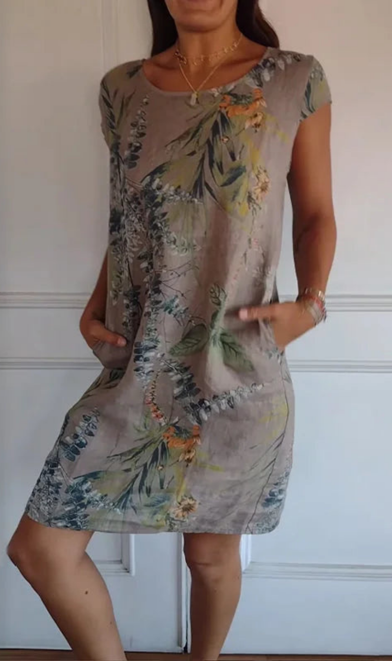 Moda donna: abito fluido estivo con stampa floreale e tasche, ideale per comfort e stile.