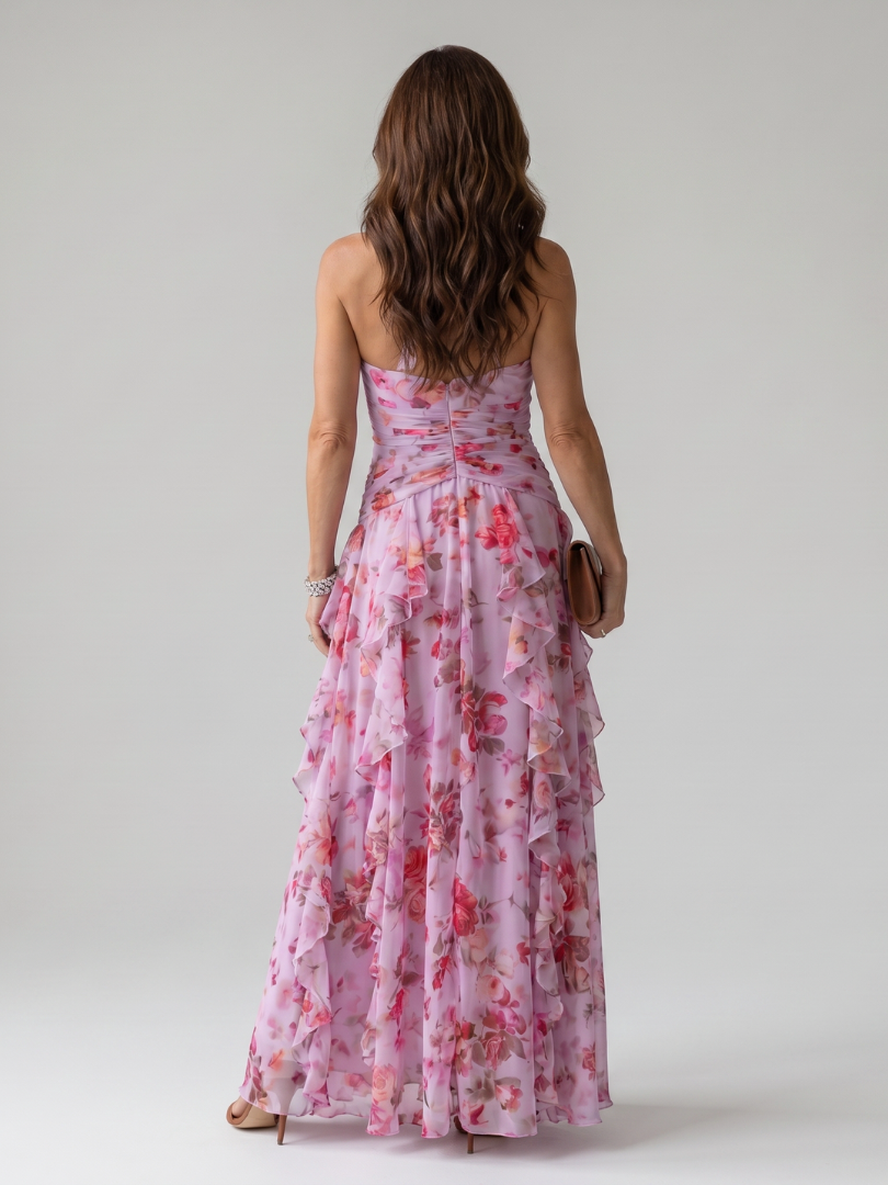 Modella con abito maxi floreale donna halter sulla spiaggia. Look estivo elegante per vacanze moda.