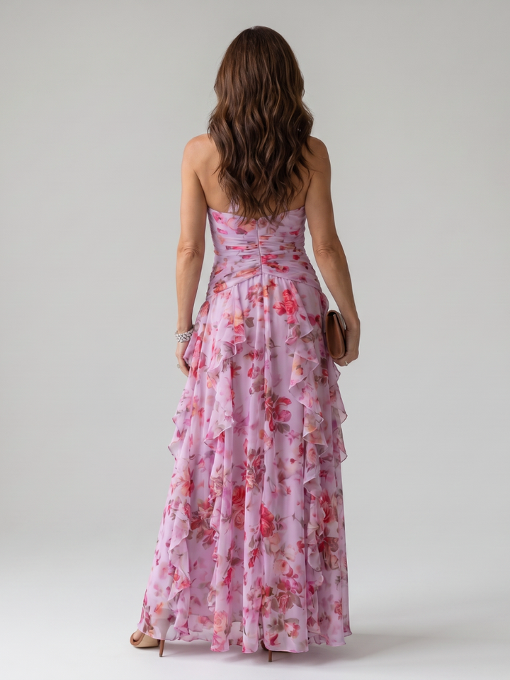 Modella con abito maxi floreale donna halter sulla spiaggia. Look estivo elegante per vacanze moda.