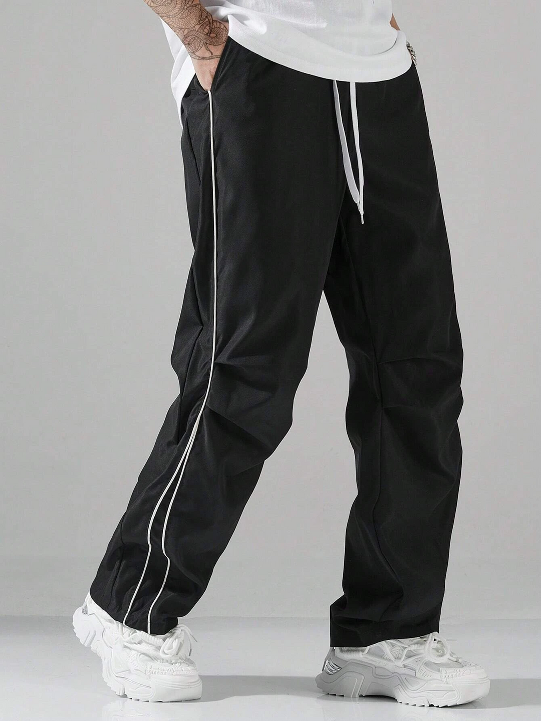 Pantaloni uomo sportivi a gamba dritta, design casual per comfort relax. Stile streetwear versatile e moderno.