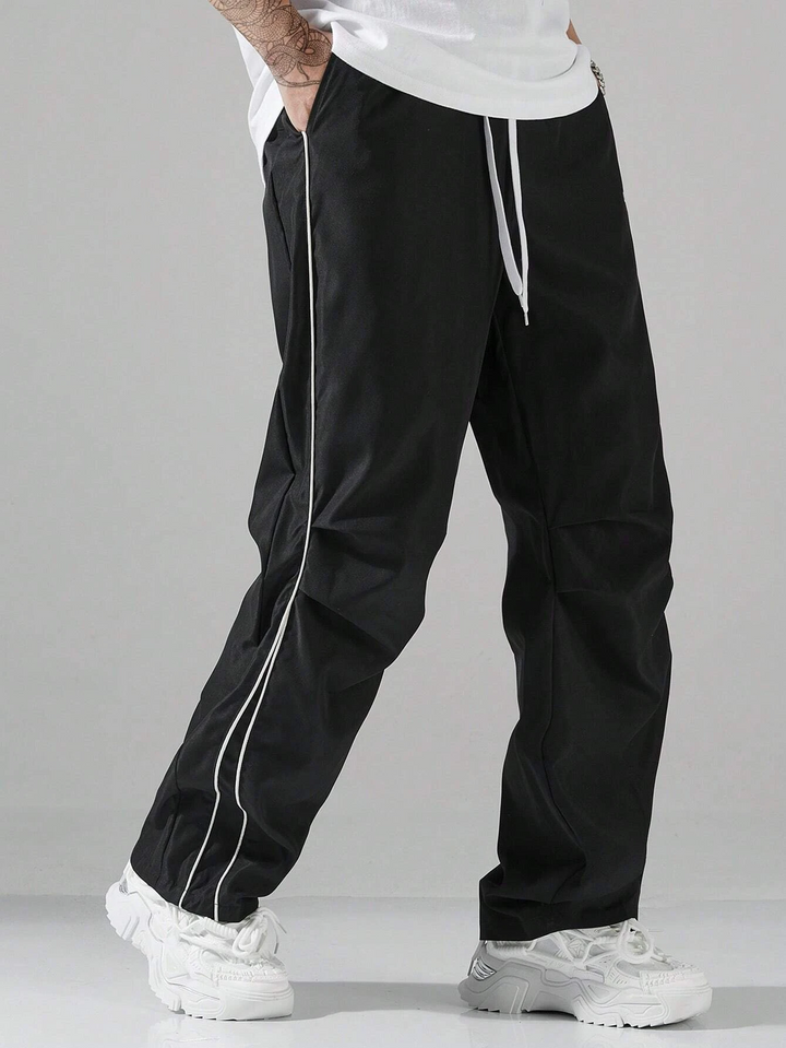 Pantaloni uomo sportivi a gamba dritta, design casual per comfort relax. Stile streetwear versatile e moderno.