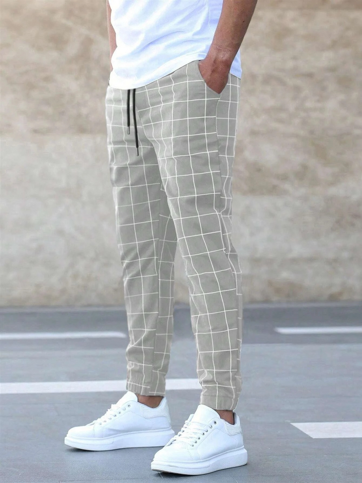Pantaloni chinos a quadri slim per uomo, versatili per outfit casual eleganti o look professionali in ufficio.