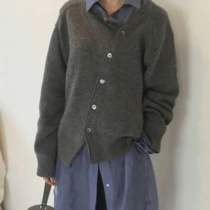 Cardigan donna in maglieria, design incrociato e dettagli bottoni asimmetrici. Ideale per abbigliamento femminile.