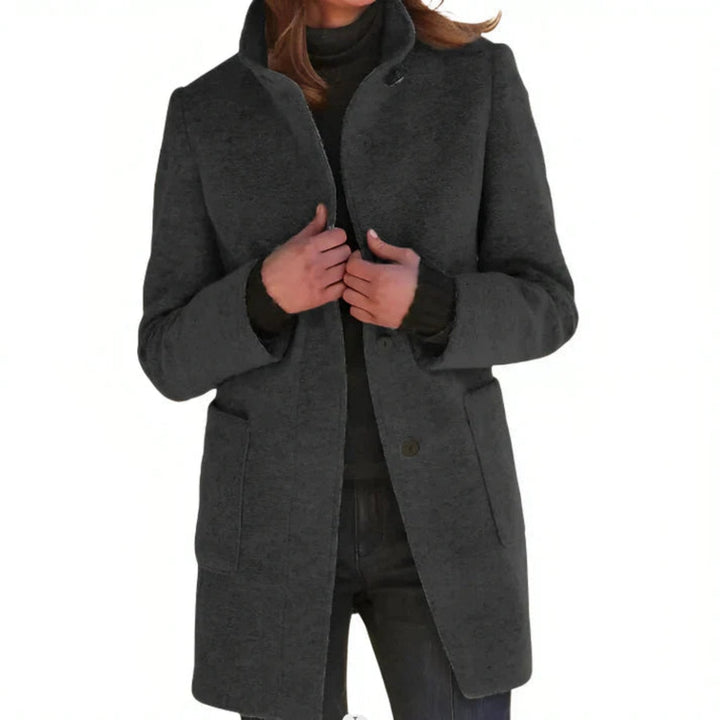 Elegante cappotto invernale donna monocromatico, giacca calda ideale per stratificazione e look moderno.