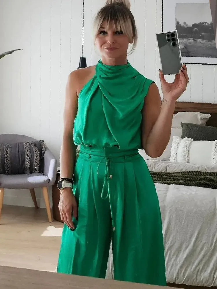 Outfit donna chic: set due pezzi con crop top alla moda e pantaloni palazzo fluidi per uno stile contemporaneo.