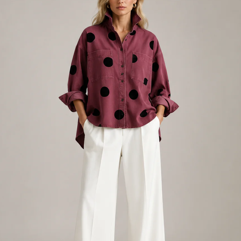 Moderna camicia donna a pois con chiusura a bottoni, manica lunga. Un capo casual e di tendenza per la primavera.