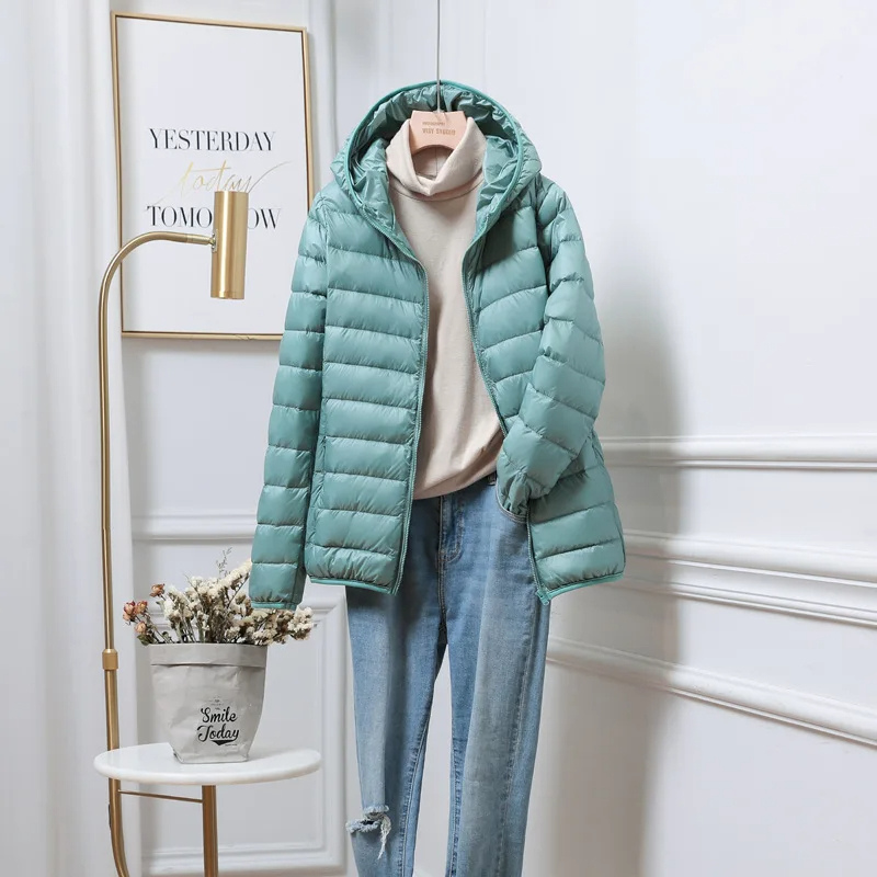 Piumino donna con cappuccio, leggero e caldo. Abbigliamento autunno/inverno chic e moderno.
