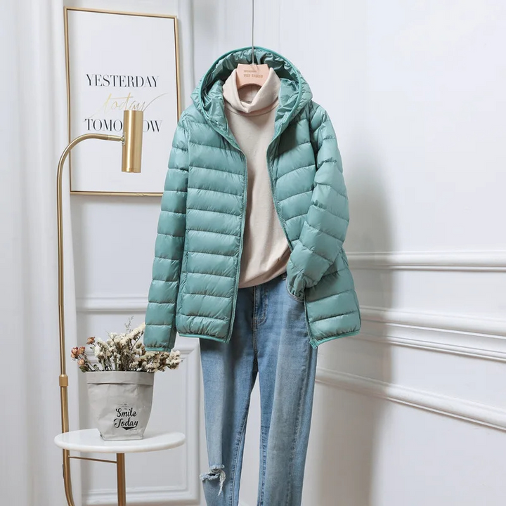 Piumino donna con cappuccio, leggero e caldo. Abbigliamento autunno/inverno chic e moderno.
