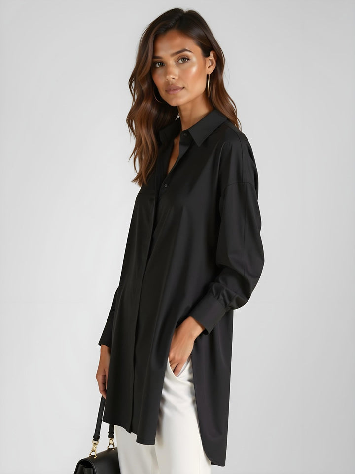 Elegante vestito camicia donna oversize con colletto revers, bottoni frontali e spacco. Stile versatile primavera estate.
