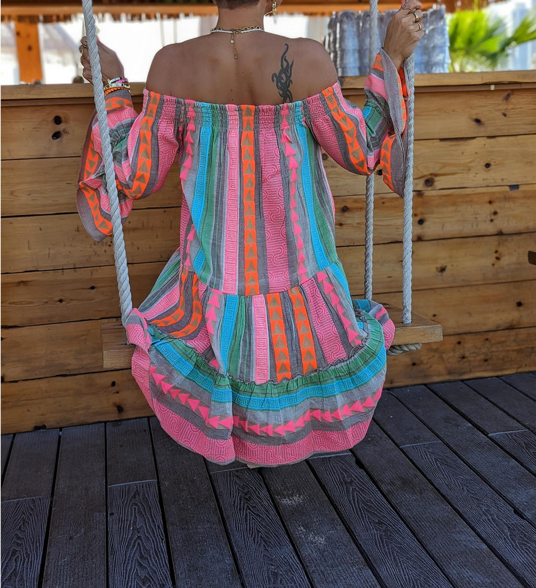 Outfit casual da donna: abito midi colorato a maniche lunghe, perfetto per la primavera.
