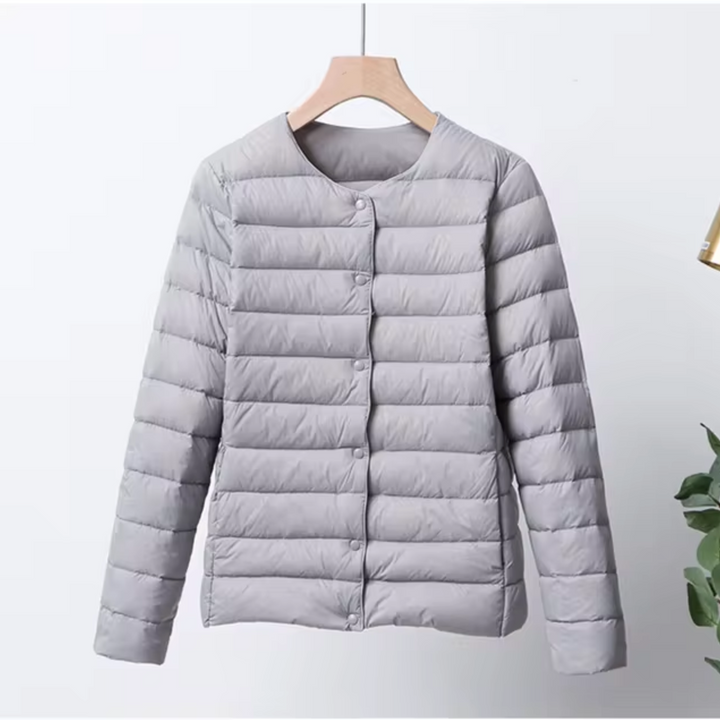 Piumino ultra sottile donna dal design moderno. Leggero, versatile e confortevole per outfit casual ed eleganti.